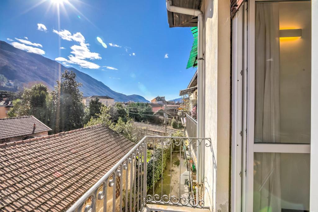 Vista generica sulle montagne o vista sulle montagne dall'interno dell'appartamento