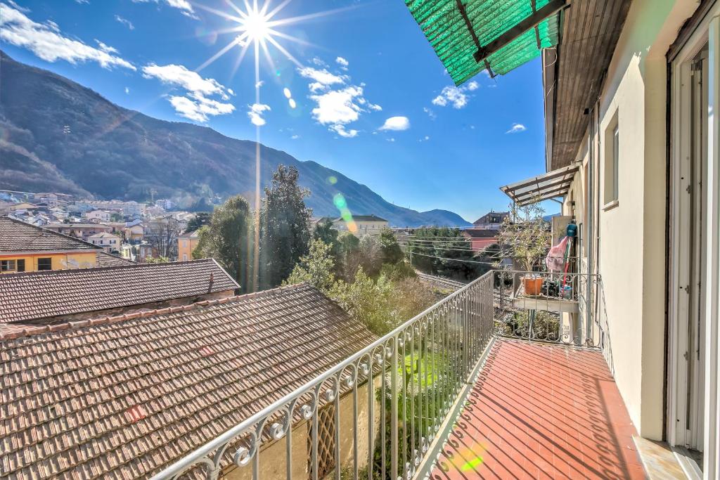 Vista generica sulle montagne o vista sulle montagne dall'interno dell'appartamento