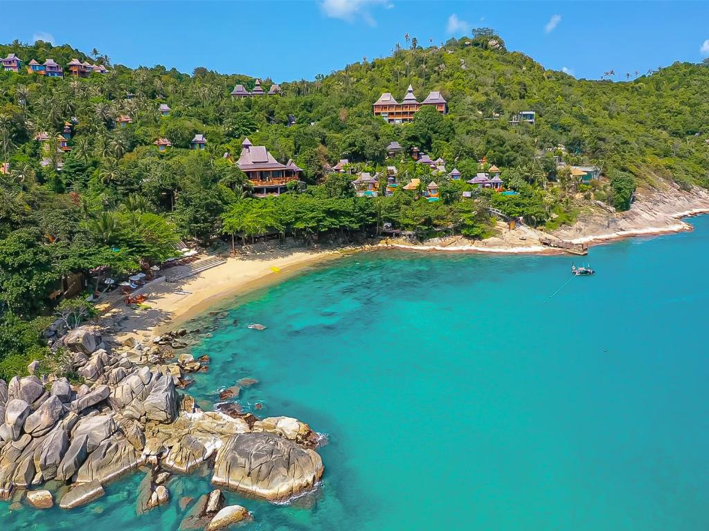 eine Luftansicht eines Resorts auf einer tropischen Insel in der Unterkunft Santhiya Koh Phangan Resort and Spa in Thong Nai Pan Noi
