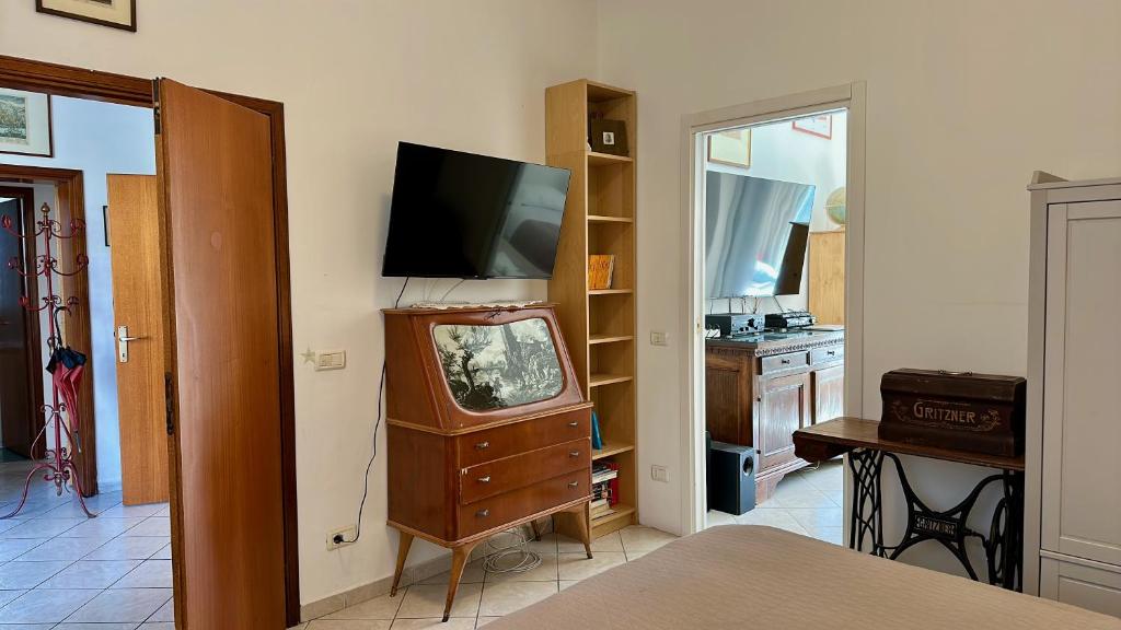 Televízia a/alebo spoločenská miestnosť v ubytovaní Appartamenti Villa Renata