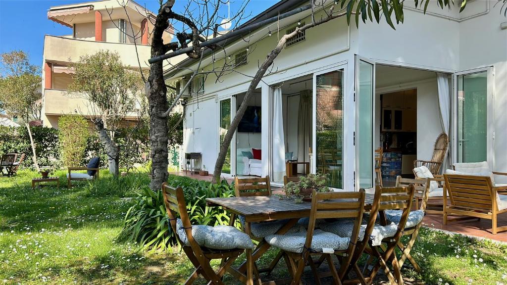 Vonkajšia záhrada v ubytovaní Appartamenti Villa Renata