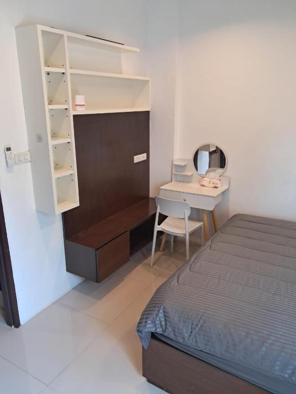 een slaapkamer met een bed, een bureau en een spiegel bij Minty house in Hua Hin