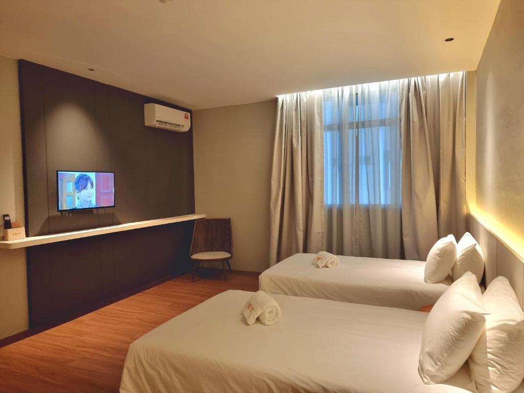 Postel nebo postele na pokoji v ubytování Roxy Hotel Malihah