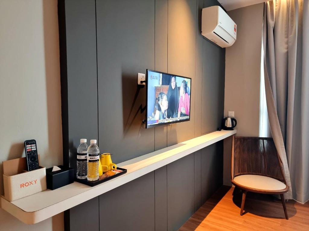 TV a/nebo společenská místnost v ubytování Roxy Hotel Malihah