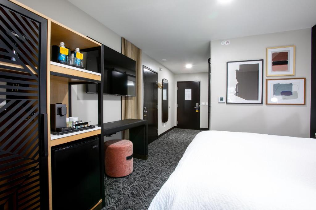 Postel nebo postele na pokoji v ubytování voco Flagstaff by IHG