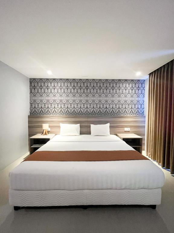 Postel nebo postele na pokoji v ubytování SM Tower Hotel and Convention Berau