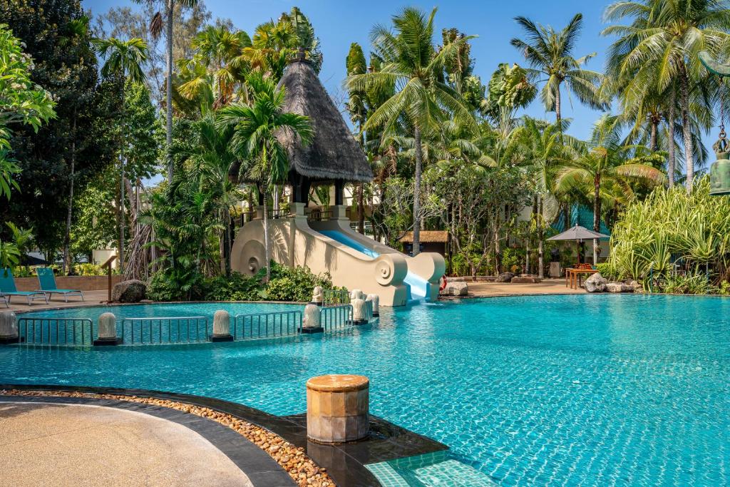 Bazén v ubytování Paradox Resort Phuket nebo v jeho okolí