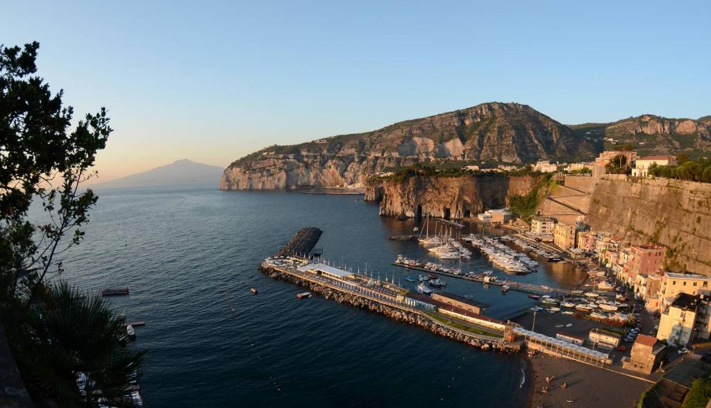 ピアノ・ディ・ソレントにあるCasa di Josephineの船が浮かぶ港の景色