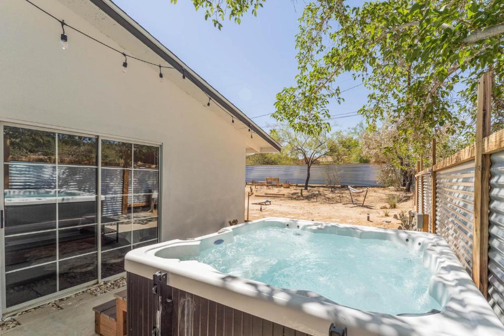 Fotografie z fotogalerie ubytování Hot Tub-Firepit-Star Gazing-5 min to Joshua Tree National Park! v destinaci Joshua Tree