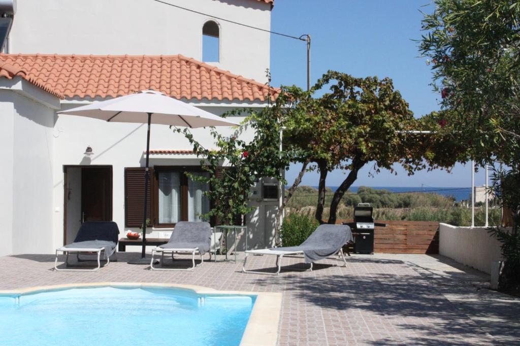 Bazén v ubytování Villa Skouteli Private pool & 400m from the sea nebo v jeho okolí