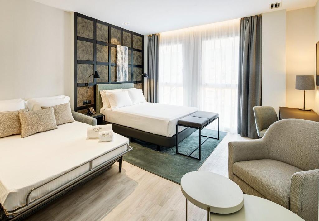 Postel nebo postele na pokoji v ubytování Sercotel Ayala
