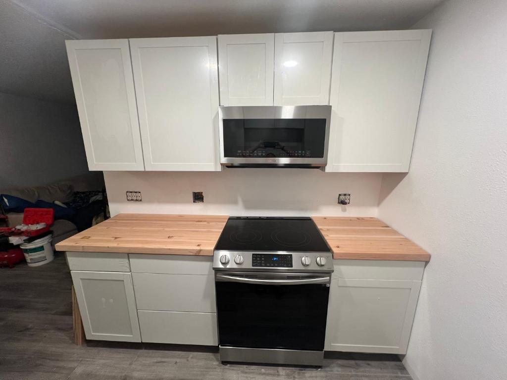Kuchyň nebo kuchyňský kout v ubytování Rustic Girdwood Condo