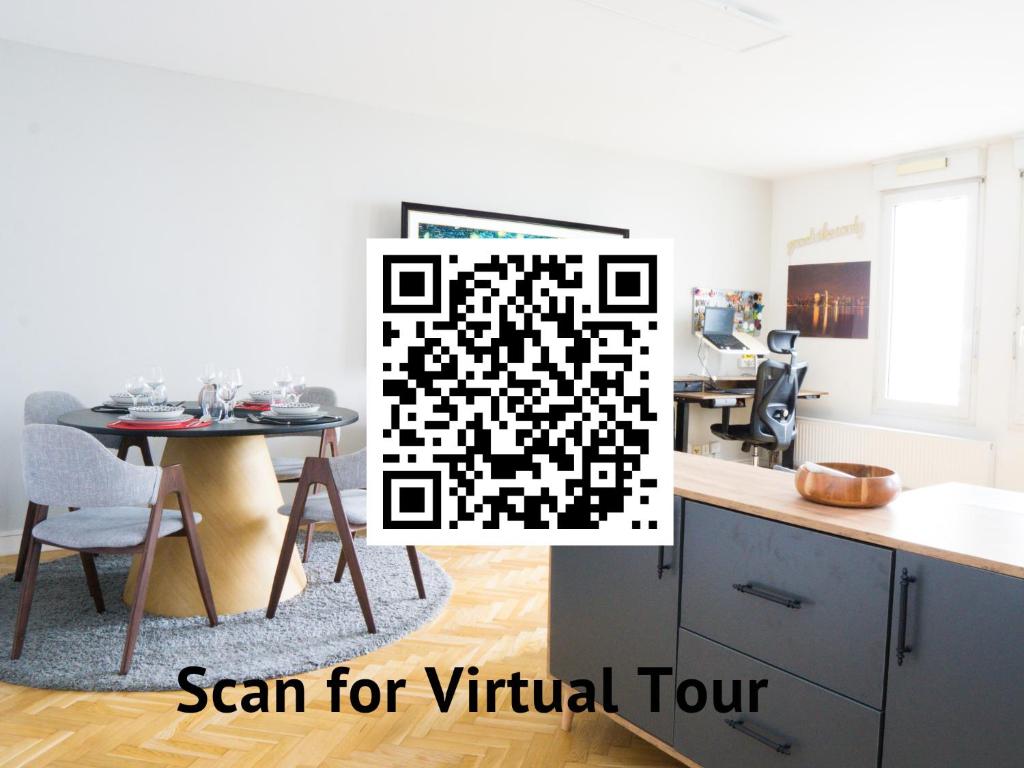 - une cuisine avec une table et un code qr dans l'établissement EXIGEHOME-Bel Appartement Sèvres, à Sèvres