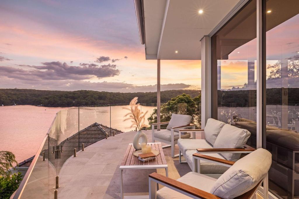Lilli PilliLuxe Waterview Double Room in Caringbah South - Ideal for Relaxation - Shared Bathroom的享有水景的房屋阳台