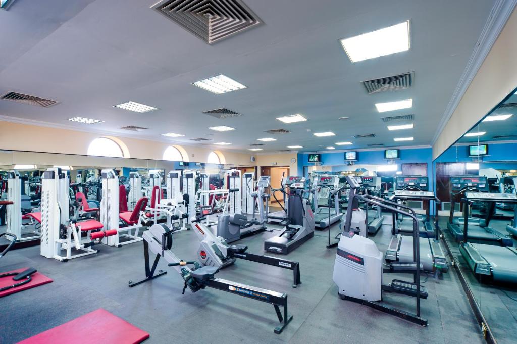 Fitness centrum a/nebo fitness zařízení v ubytování Al Falaj Hotel