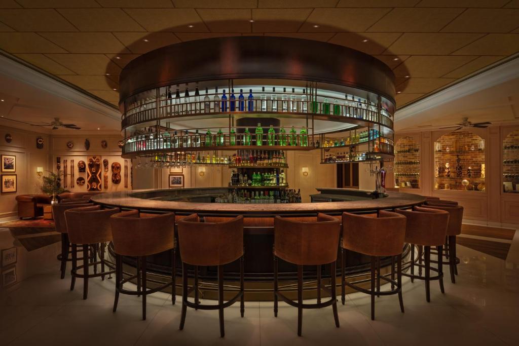 Lounge nebo bar v ubytování Fujairah Rotana Resort & Spa - Al Aqah Beach