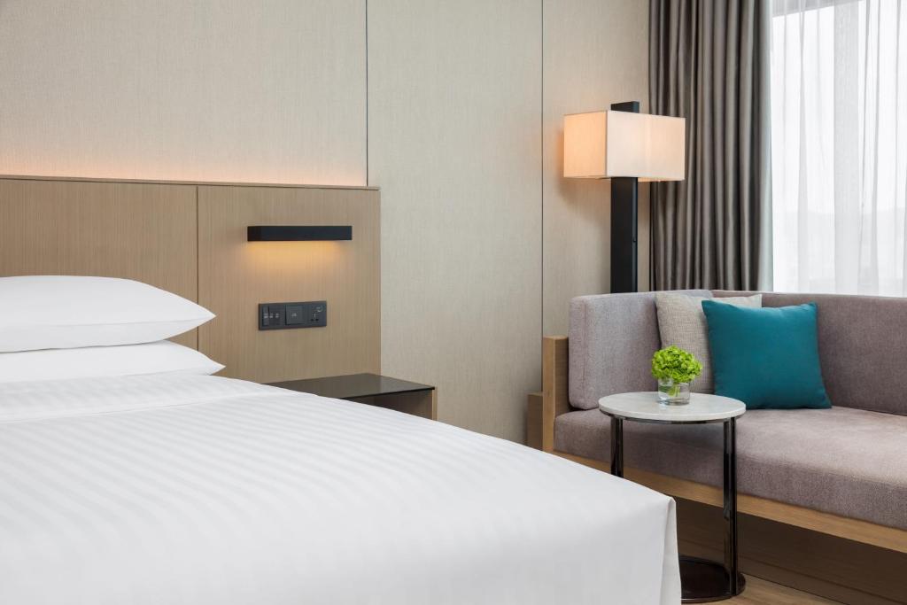 Postel nebo postele na pokoji v ubytování Courtyard by Marriott Shenzhen Bao'an