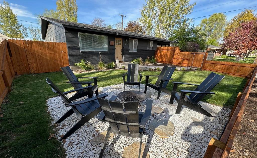Κήπος έξω από το Cozy Home with Fire Pit, 1 mile from DT Nampa