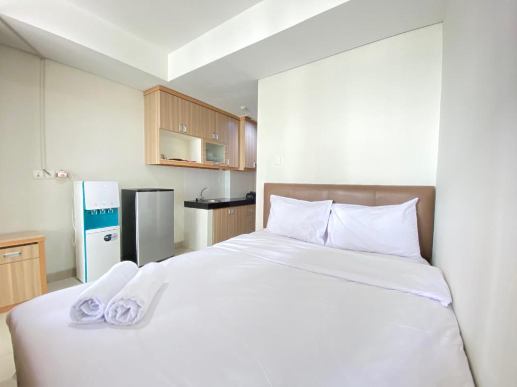Stylish & Comfy Studio at Dago Suites Apartment By Travelio - Studio Apartment