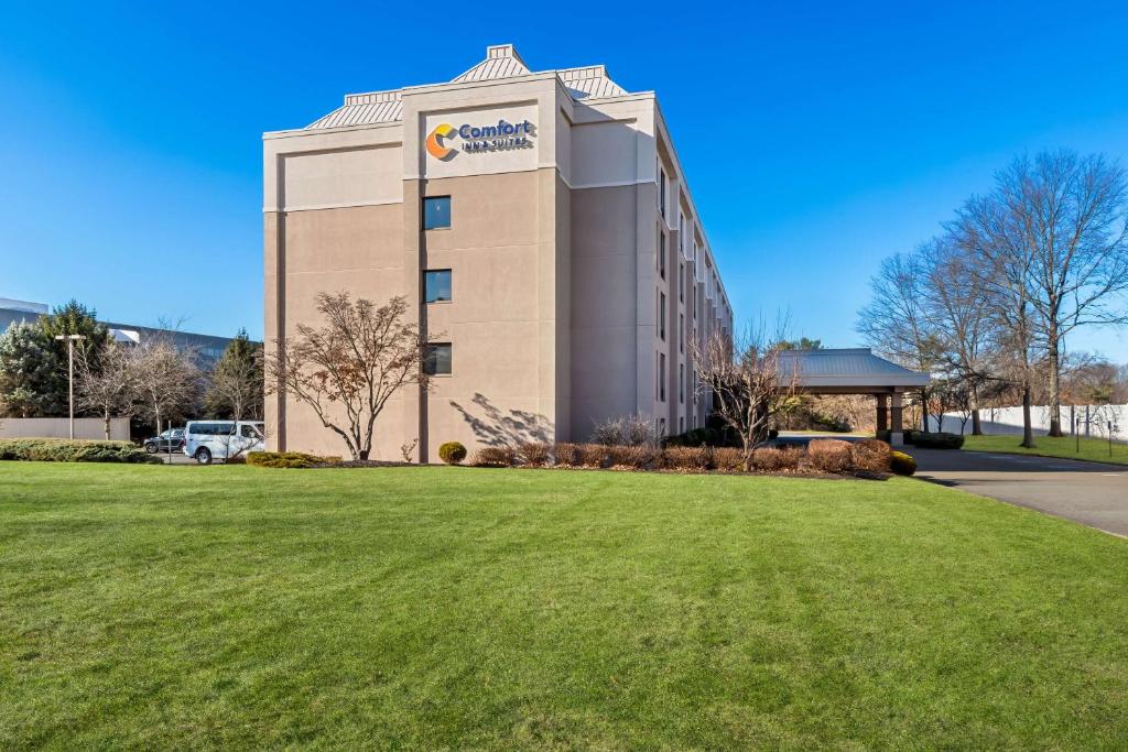 Un edificio con césped delante. en Comfort Inn &amp; Suites Somerset - New Brunswick, en Somerset