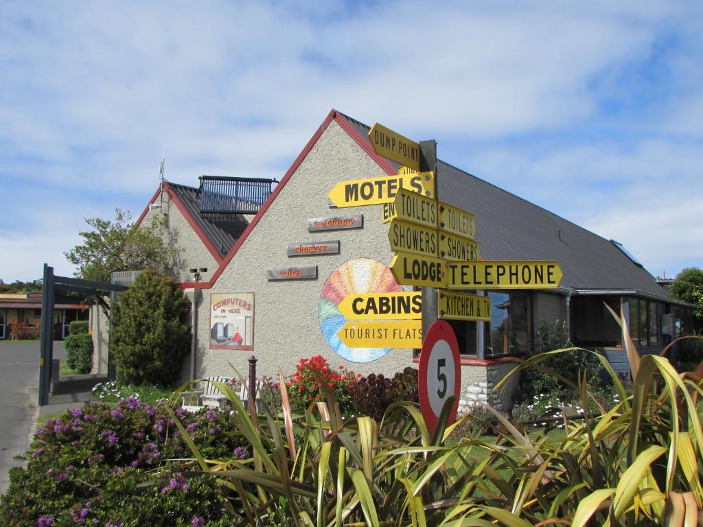ein Gebäude mit Schildern an der Seite in der Unterkunft Dunedin Holiday Park in Dunedin