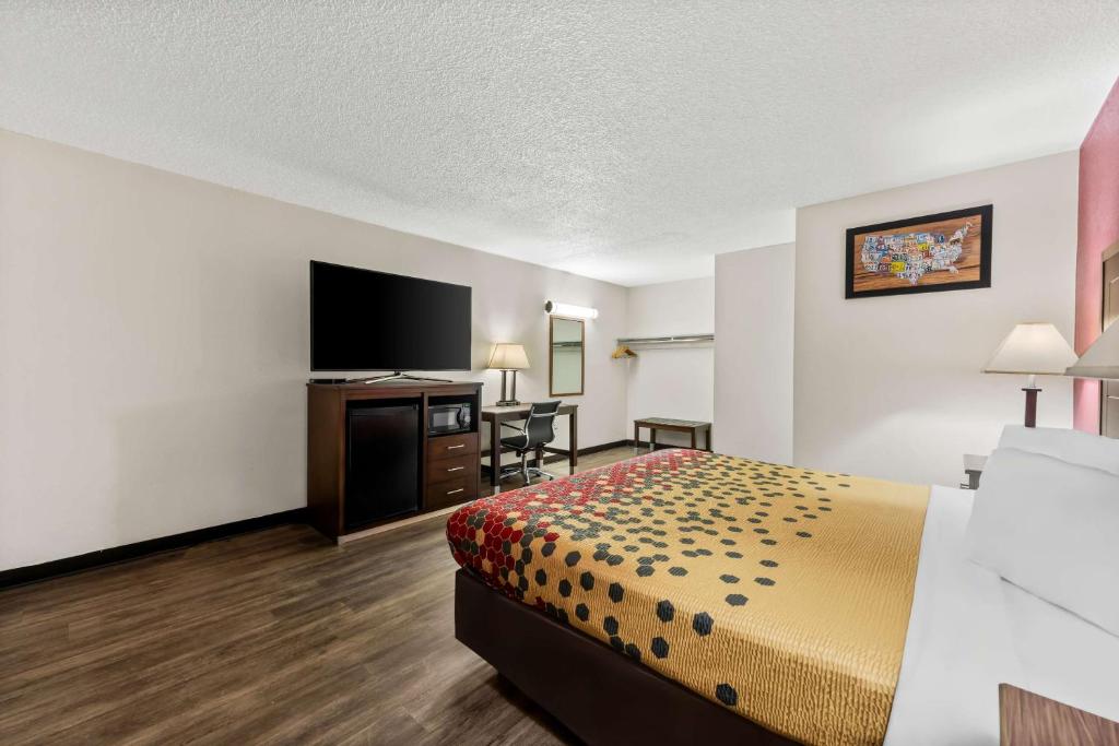 Kuchyň nebo kuchyňský kout v ubytování Econo Lodge Fallon Naval Air Station Area