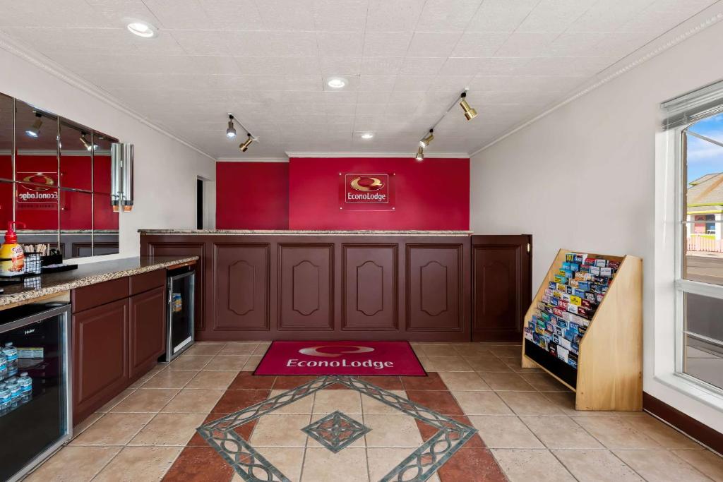 Kuchyň nebo kuchyňský kout v ubytování Econo Lodge Fallon Naval Air Station Area