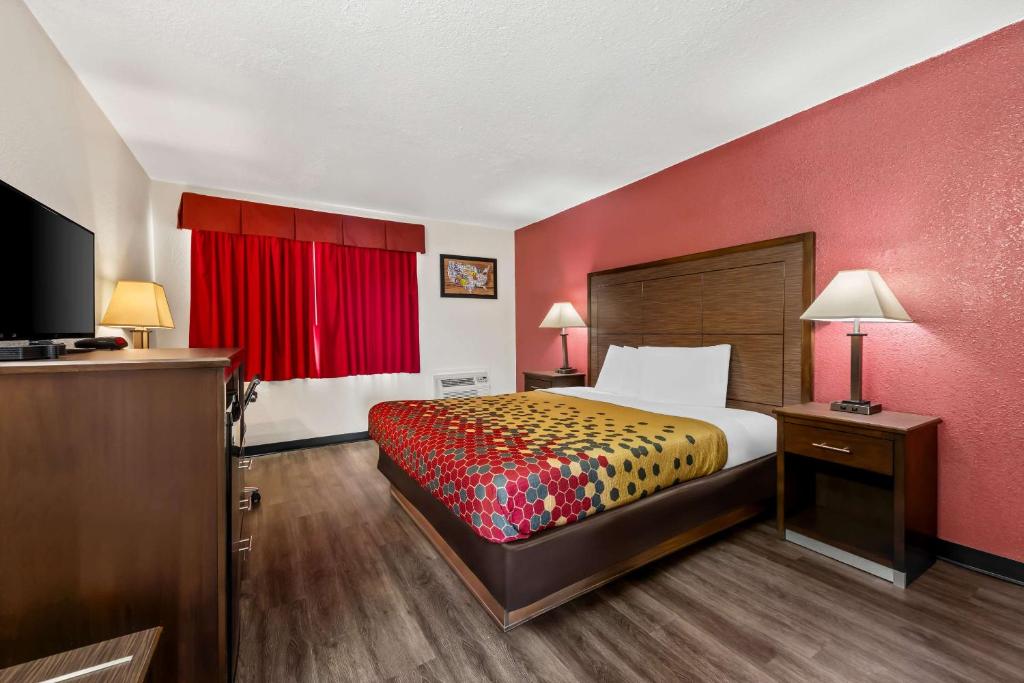 Postel nebo postele na pokoji v ubytování Econo Lodge Fallon Naval Air Station Area