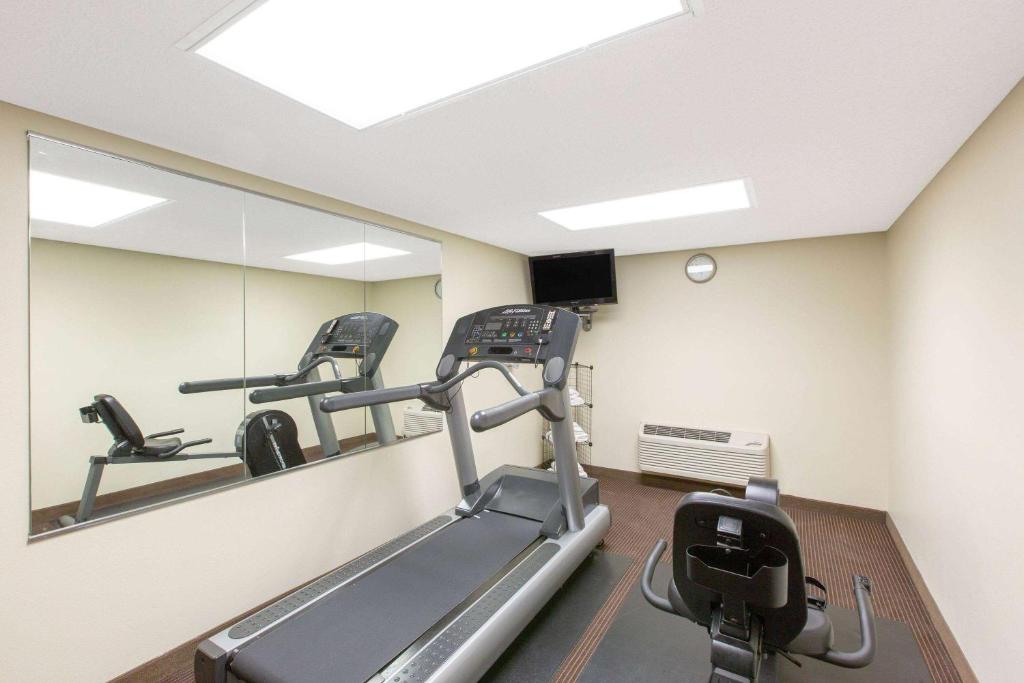 Fitness centrum a/nebo fitness zařízení v ubytování AmericInn by Wyndham Ottumwa