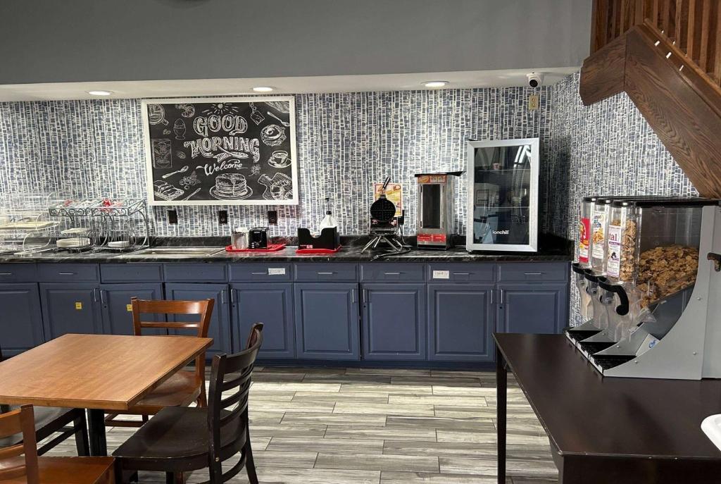 Kuchyň nebo kuchyňský kout v ubytování AmericInn by Wyndham Ottumwa
