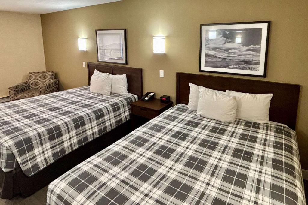 Postel nebo postele na pokoji v ubytování Rodeway Inn & Suites