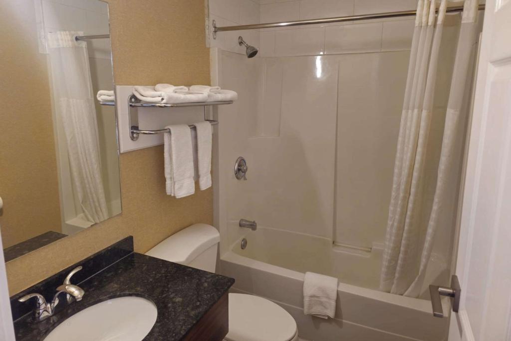 Koupelna v ubytování Rodeway Inn & Suites