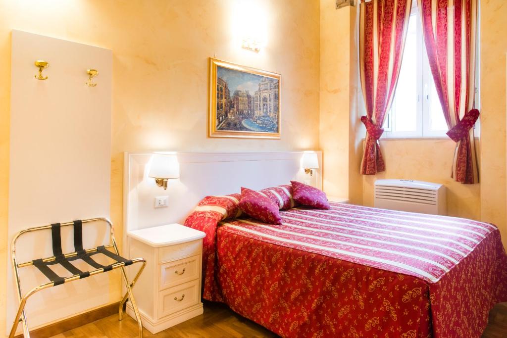 ローマにあるドムス トレヴィのベッドルーム1室(ベッド1台、椅子、窓付)