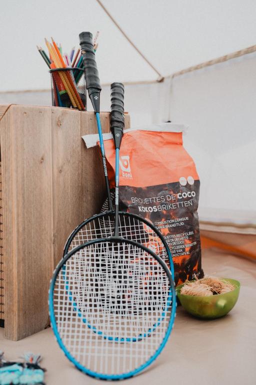 Tenis a/nebo squash v ubytování Shaka Belgium Tipi nebo okolí