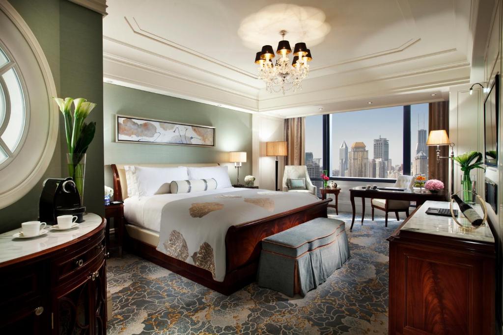 Postel nebo postele na pokoji v ubytování Waldorf Astoria Shanghai on the Bund