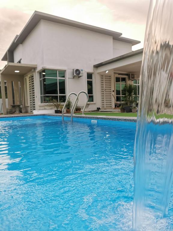 Bazén v ubytování Homestay 88A Melaka for 9 pax with Private Pool, Smart TV, Netflix and Wifi nebo v jeho okolí