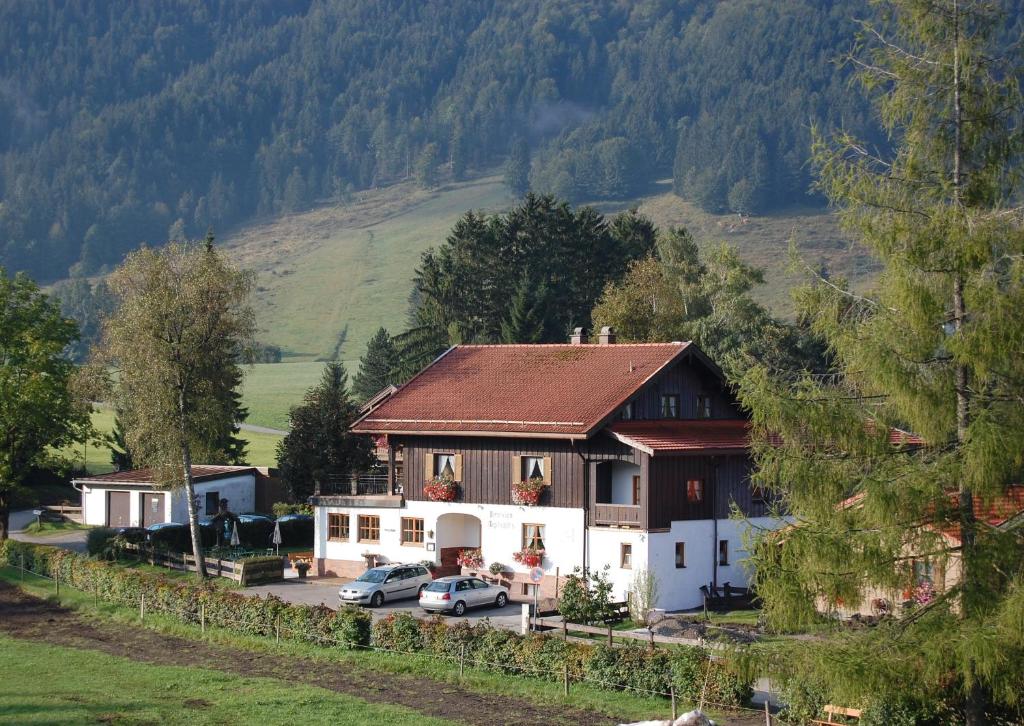 ein Haus mit davor geparkt in der Unterkunft Gasthaus Aiplspitz in Bayrischzell