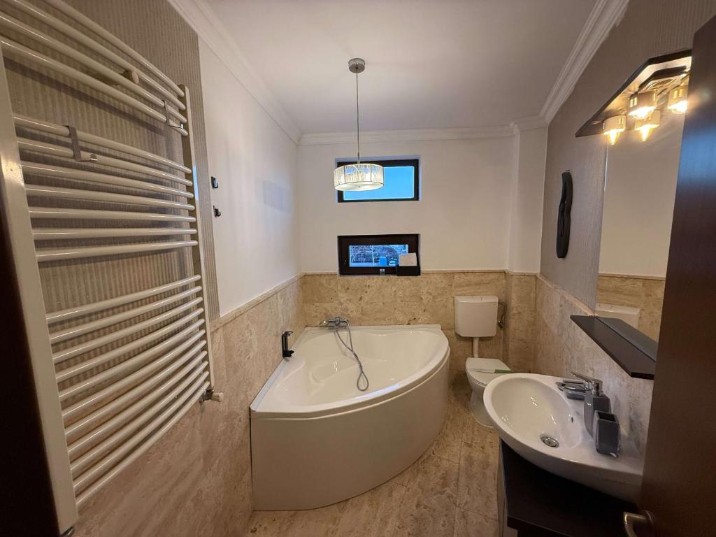 ブカレストにあるAPARTAMENT BANEASA SISESTI BY ALE 2 self check-inの浴槽、トイレ、洗面台を備えたバスルーム