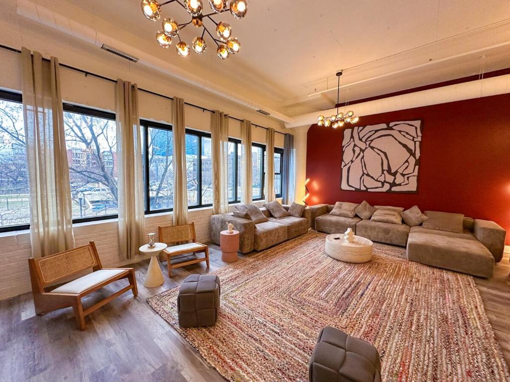 Khu vực ghế ngồi tại Luxury 6BR Suite with Pool Table Sleeps 12 Perfect for Group Stay Near McCormick Place, Grant Park and Soldier Field