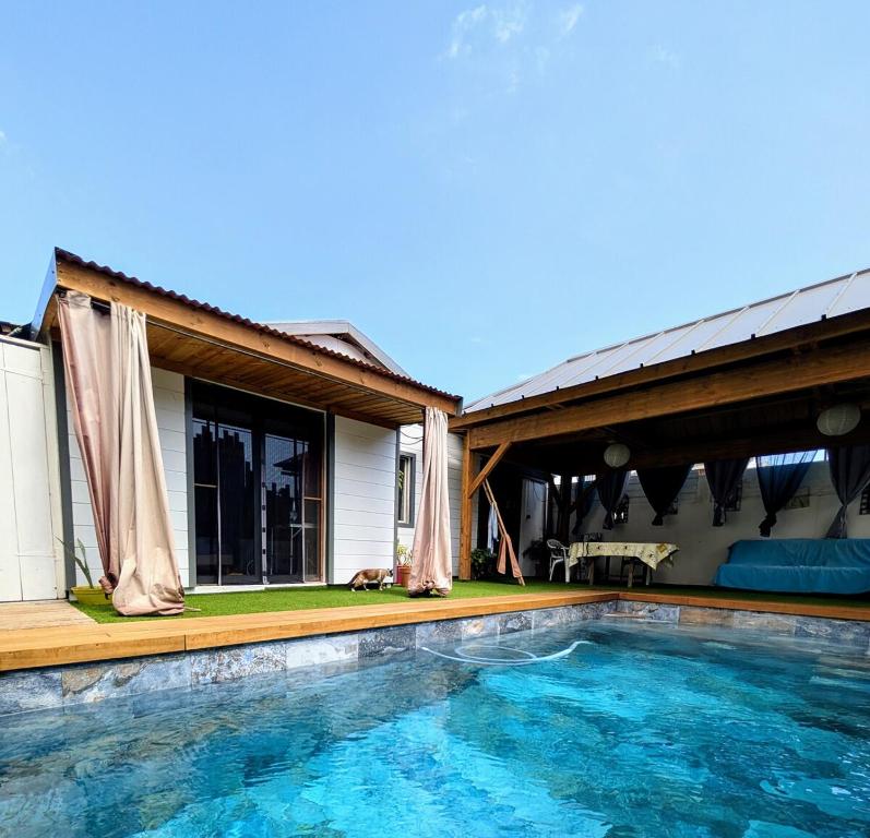 厄唐萨雷Kaz de pêcheur Les Bains的房子前面的游泳池