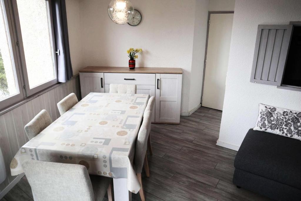 une salle à manger avec une table et des chaises dans une pièce dans l'établissement Résidence Le Belvedere - TRES JOLI APPARTEMENT N° 801 LE BELVEDERE MAE-4094, à Le Mélézet
