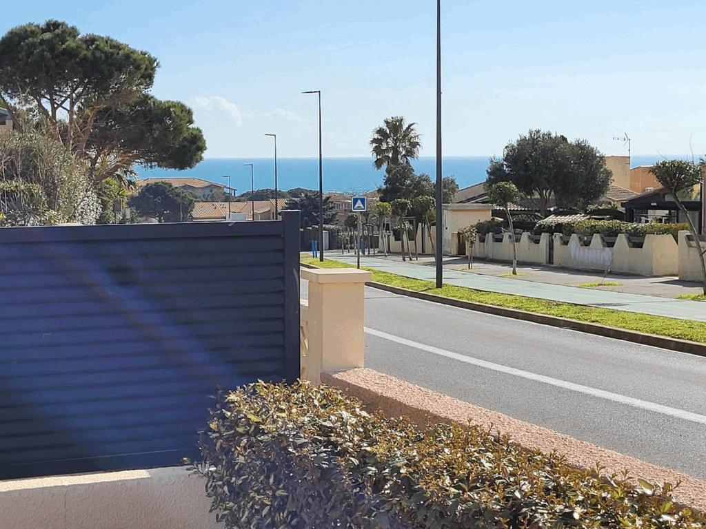 フルーリーにあるLa maison de la merの道路脇の柵付き通りの眺め