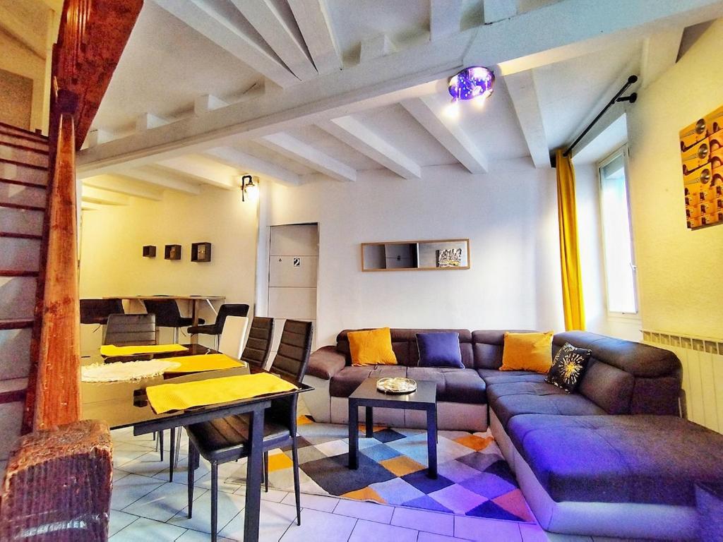 un salon avec un canapé et une table dans l'établissement Le Central 5 - 5 Chambres - Centre Ville, à Nîmes