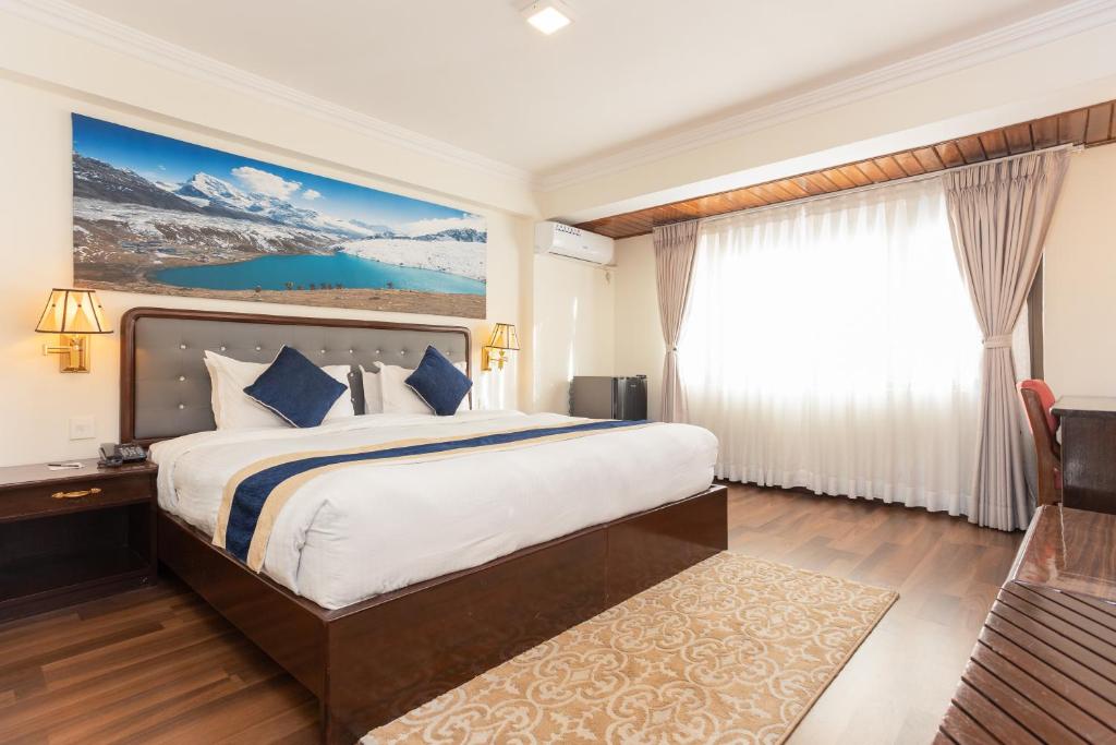 Postel nebo postele na pokoji v ubytování Kathmandu Business Hotel