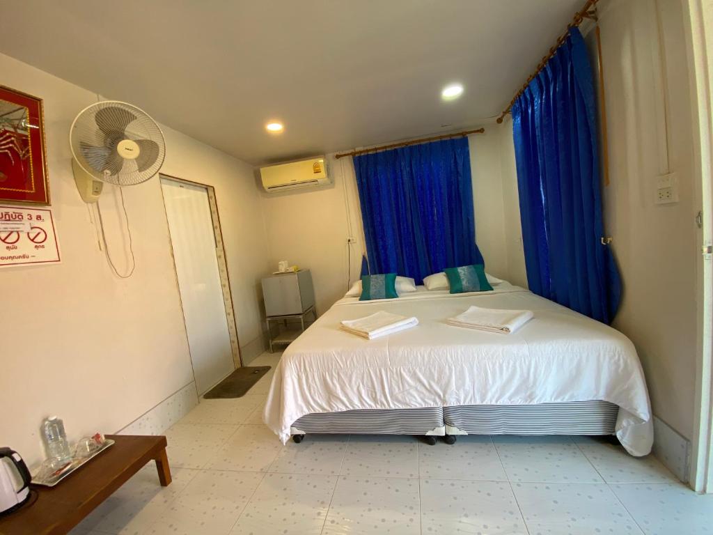 Postel nebo postele na pokoji v ubytování Patcharin Homestay