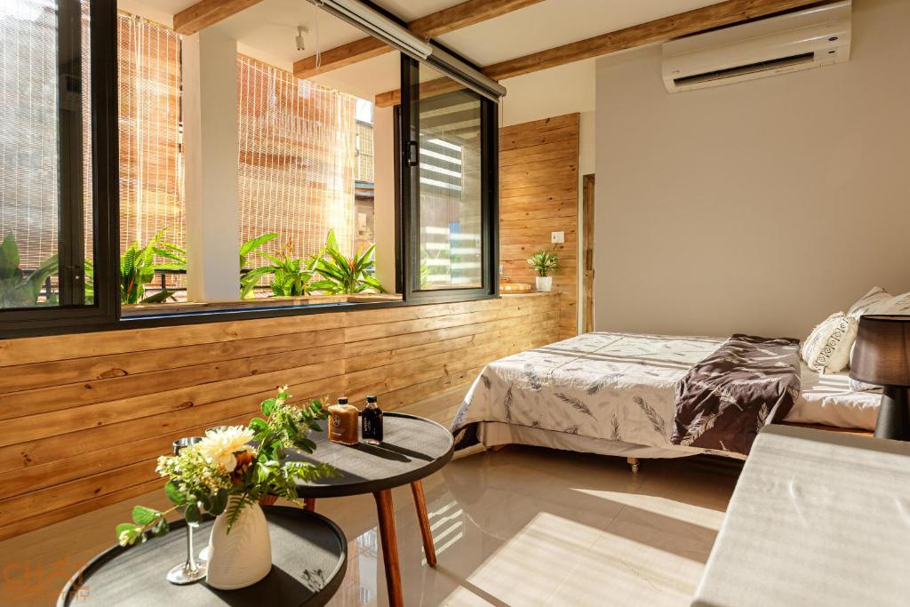 Postel nebo postele na pokoji v ubytování Hanoi Heritage Hideaway- Homestay CHẤT - Private Self-check-in