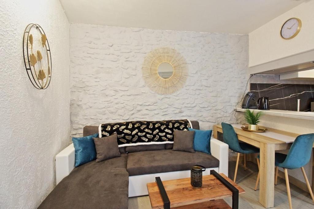 un salon avec un canapé et une table dans l'établissement Le Stephan - Proche du Centre, à Nîmes