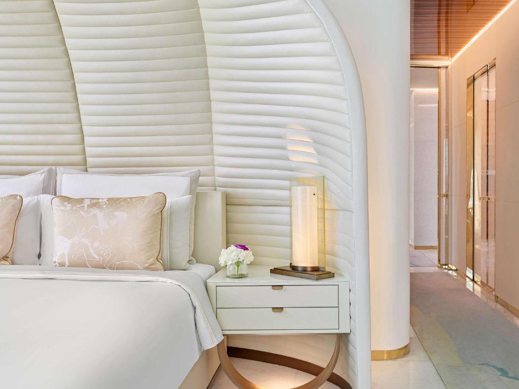 Ein Bett oder Betten in einem Zimmer der Unterkunft Fairmont Doha
