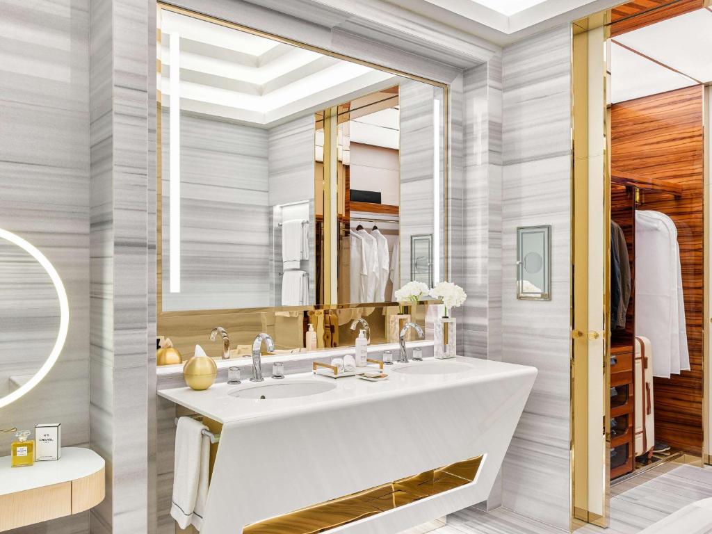 Ein Badezimmer in der Unterkunft Fairmont Doha