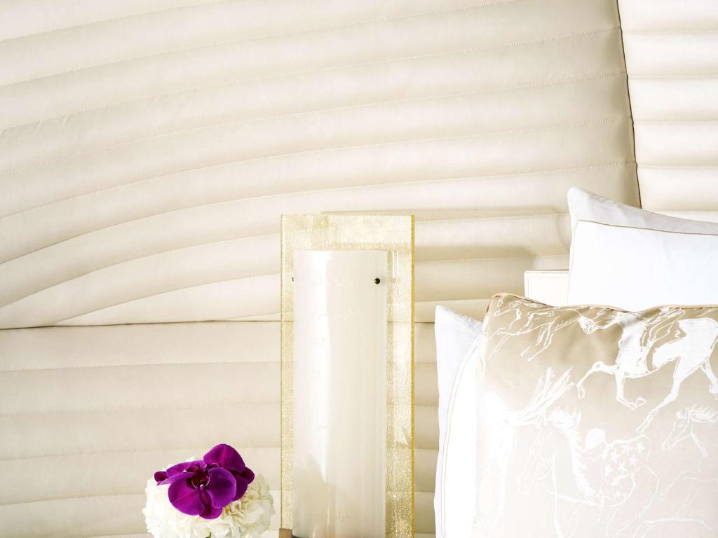 Ein Bett oder Betten in einem Zimmer der Unterkunft Fairmont Doha